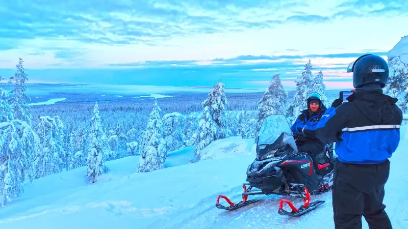 Wycieczka z przewodnikiem po lesie Laponii koło Rovaniemi