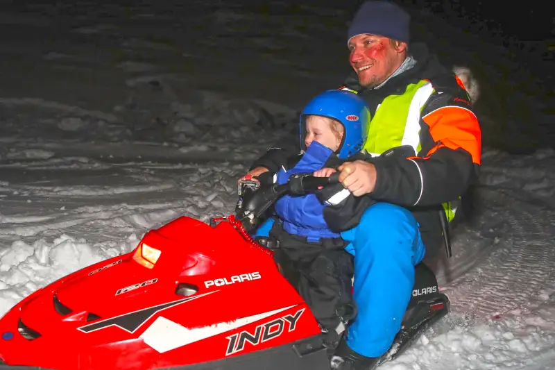 Rodzinna wyprawa na skuterze śnieżnym w Laponii