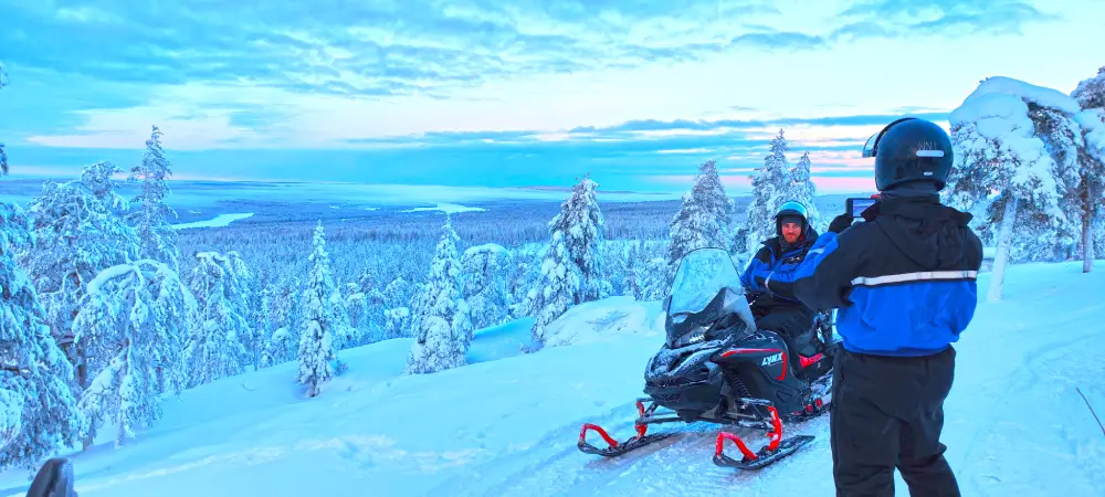 Wycieczka z przewodnikiem po lesie Laponii koło Rovaniemi